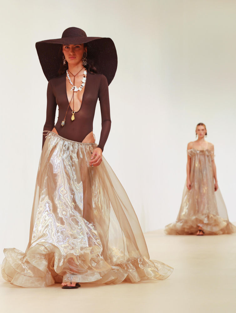 Modelo con atuendo de la firma Zimmermann durante su 'fashion show 2025'