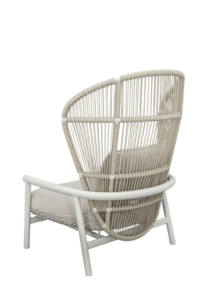 El orejero Fern, de Sebastian Herkner para Gloster, transmite comodidad y protección