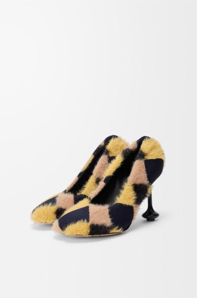 En su línea de invierno para Loewe, Jack McColloughy Lázaro Hernández se inspiran en los jarrones Futurist Cats de Louis Wain para crear este zapato en punto jacquard