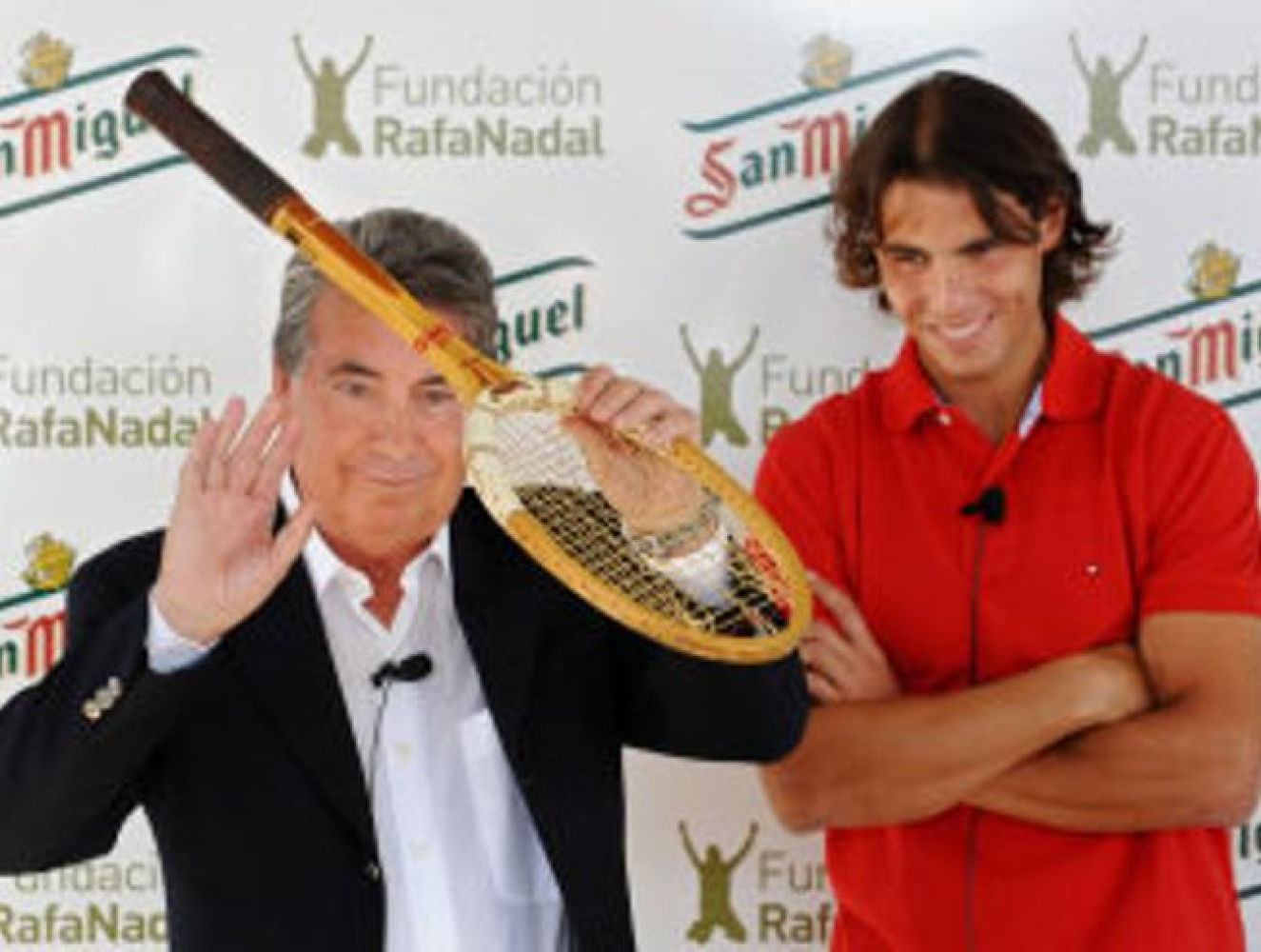 Manolo Santana bromea con Nadal sujetando la raqueta con la que ganó Wimbledon, en el Real Club de Tenis de Barcelona