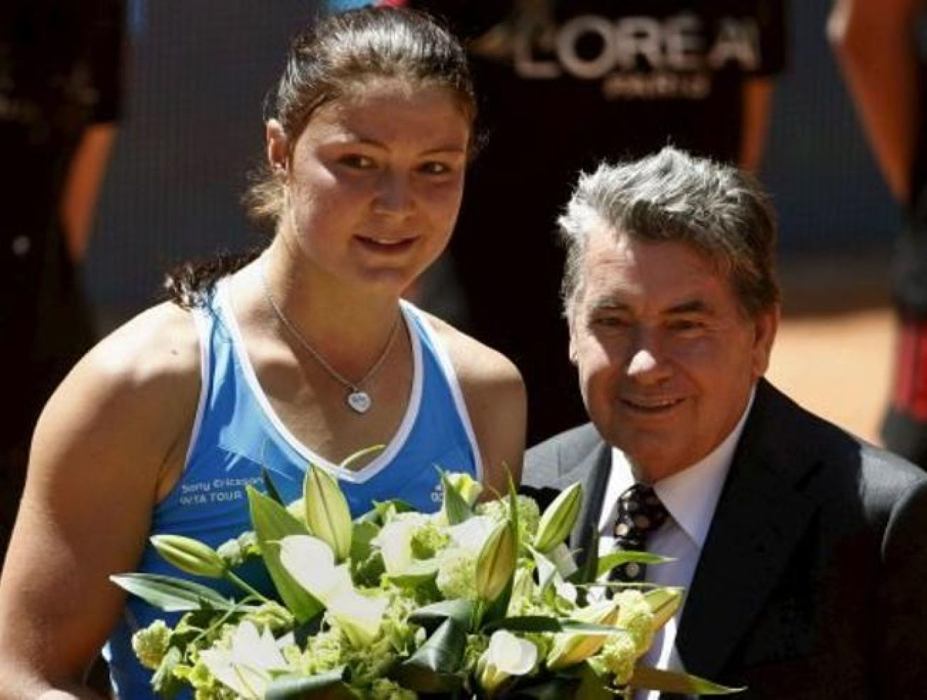 La tenista rusa Dinara Safina, junto al director del torneo, Manolo Santana, tras proclamarse campeona del Masters 1000 de Madrid