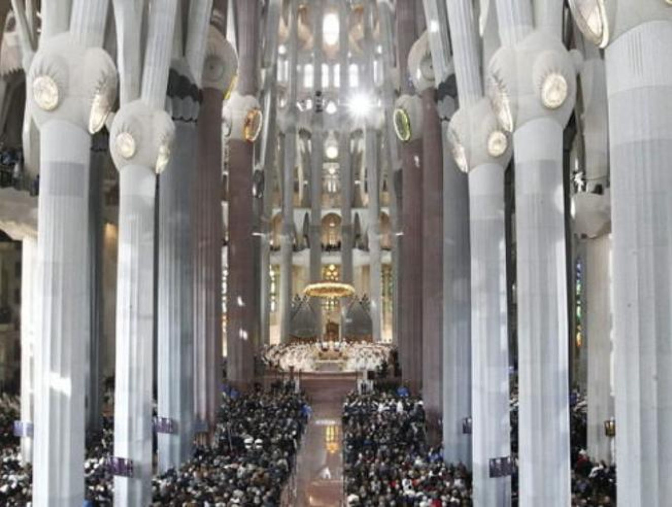 Vista general de la Sagrada Família durante la celebración de la misa de dedicación del templo por el papa Benedicto XVI.