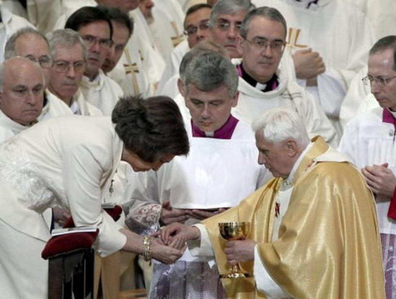 La reina Sofía, recibe la comunión de manos del papa Benedicto XVI al terminar la misa dedicación de la Sagrada Familia en basílica por el Pontífice