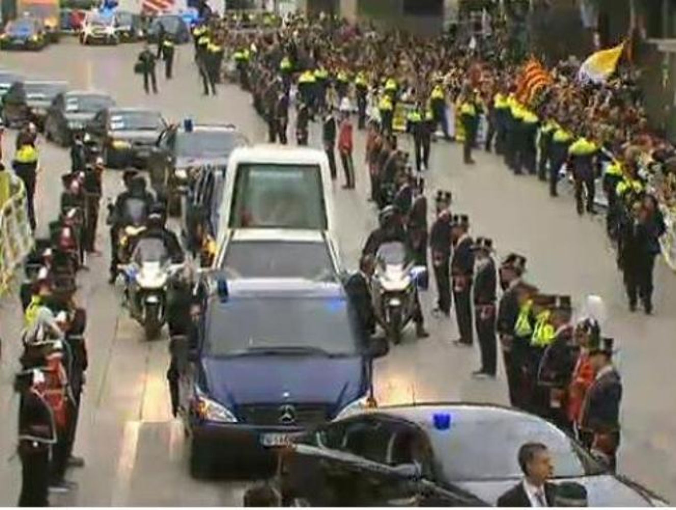 Captura de imagen de la emisión de TV3 de Benedicto XVI inicia el trayecto con su comitiva, en su 'papamóvil', hacia la Sagrada Familia