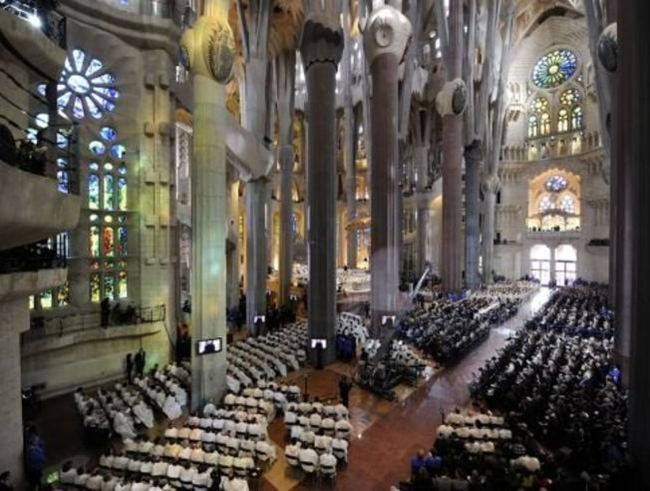 Vista de la Sagrada Família durante la misa de dedicación celebrada este domingo por Benedicto XVI