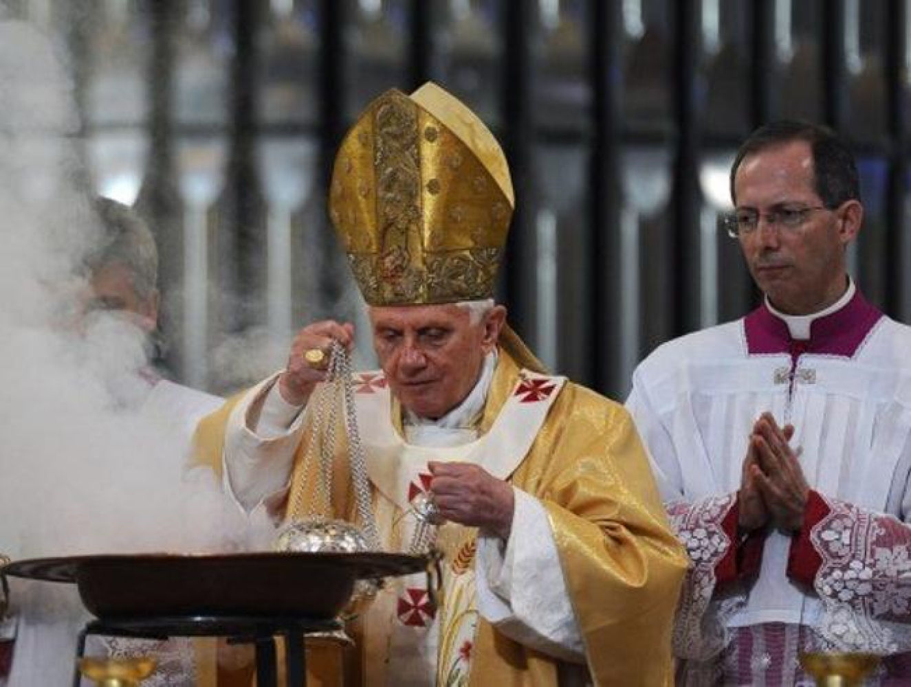 Benedicto XVI sostiene un incensario mientras celebra la misa solemne consagración de la Sagrada Familia, en Barcelona, durante su visita de dos días a España