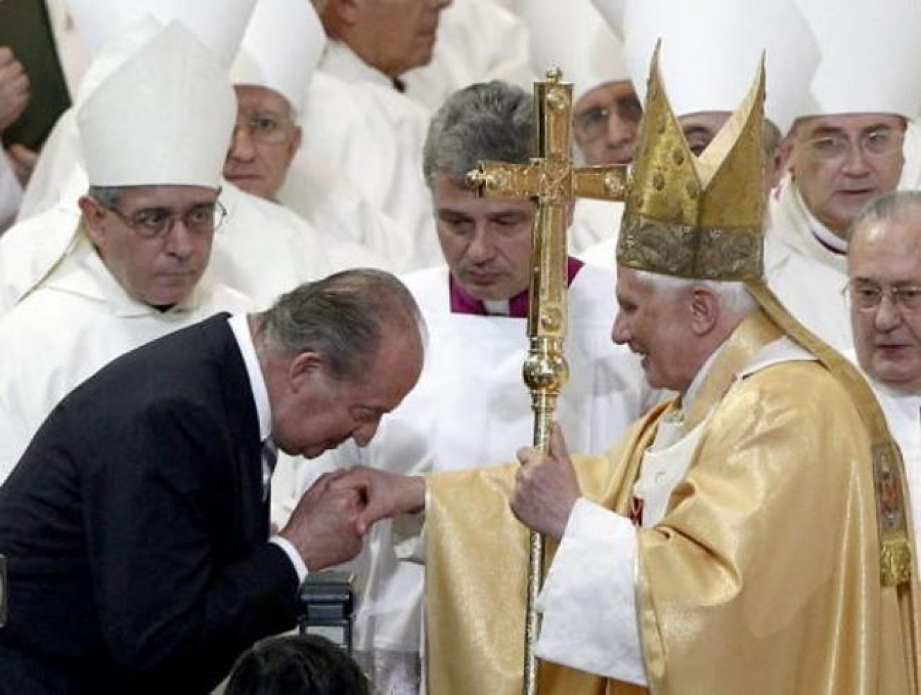 El Rey de España, Juan Carlos, besa la mano al papa Benedicto XVI al terminar la misa dedicación de la Sagrada Familia en basílica por el pontífice