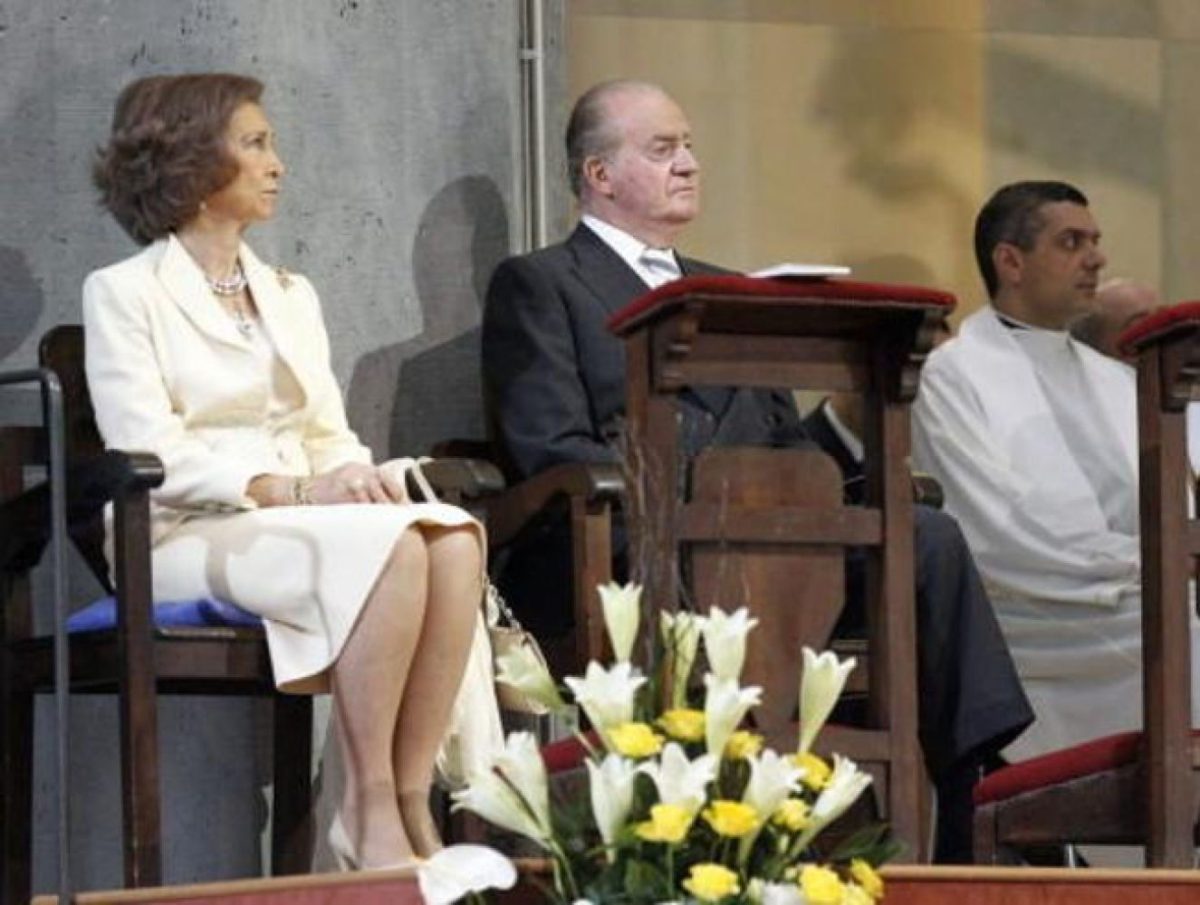 Los reyes de España Juan Carlos y Sofía, asisten a la misa de dedicación celebrada por el papa Benedicto XVI en el templo de la Sagrada Familia