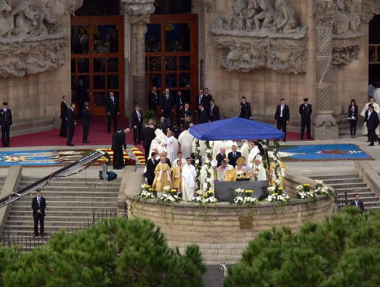 El papa Benedicto XVI reza en angelus frente a la Sagrada Familia