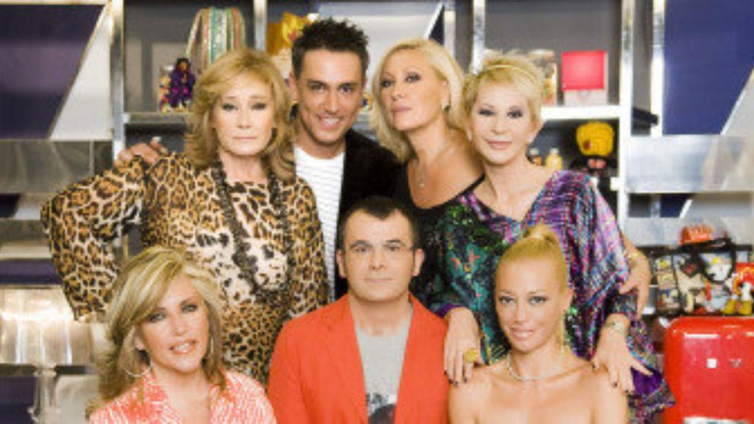 Mila Ximénez, Kiko Hernández, Rosa Benito, Karmele Marchante -en la fila superior- y Lidia Lozano, el presentador Jorge Javier Vázquez y la copresentadora, Belén Esteban celebrando el programa 'Sálvame' número 100