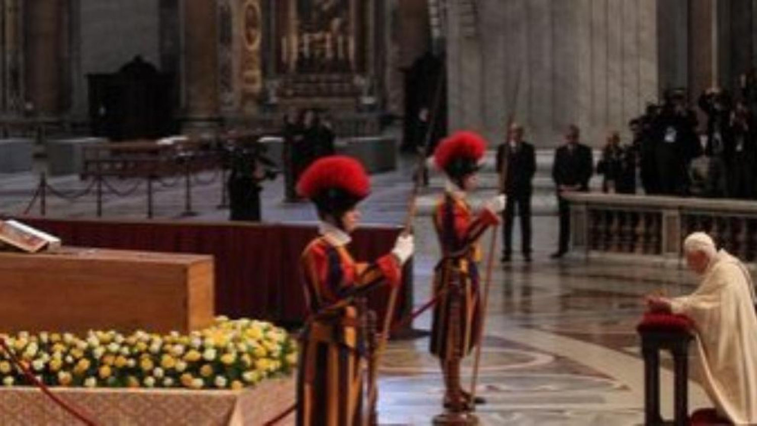 El papa Benedicto XVI reza frente al sarcófago de su antecesor Juan Pablo II.
