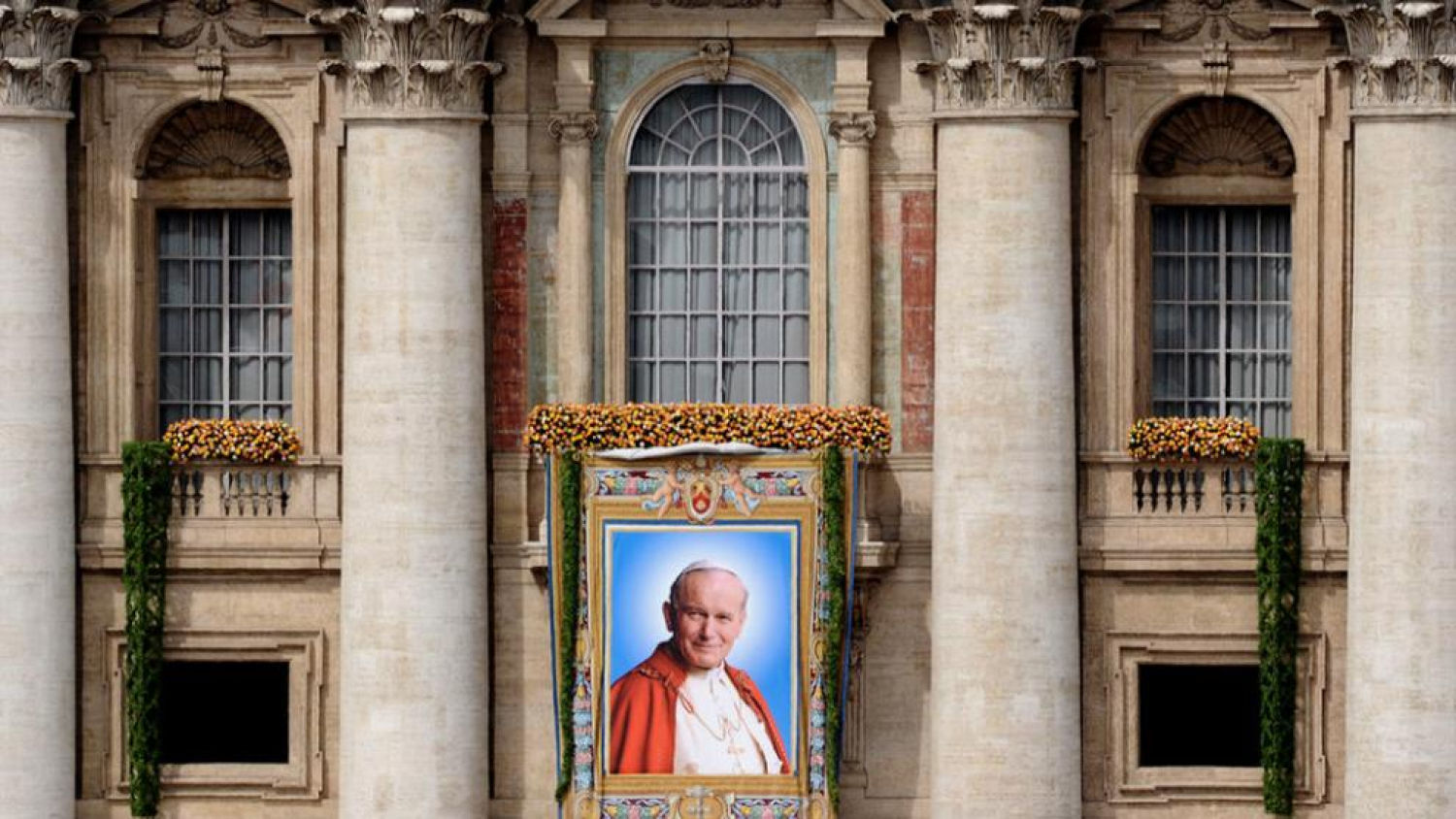 La imagen del Papa Juan Pablo II en el Vaticano tras la beatificación por parte de Benedicto XVI