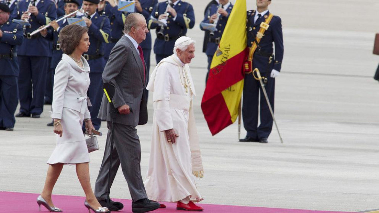 Benedicto XVI, acompañado de los Reyes, a su llegada a Madrid