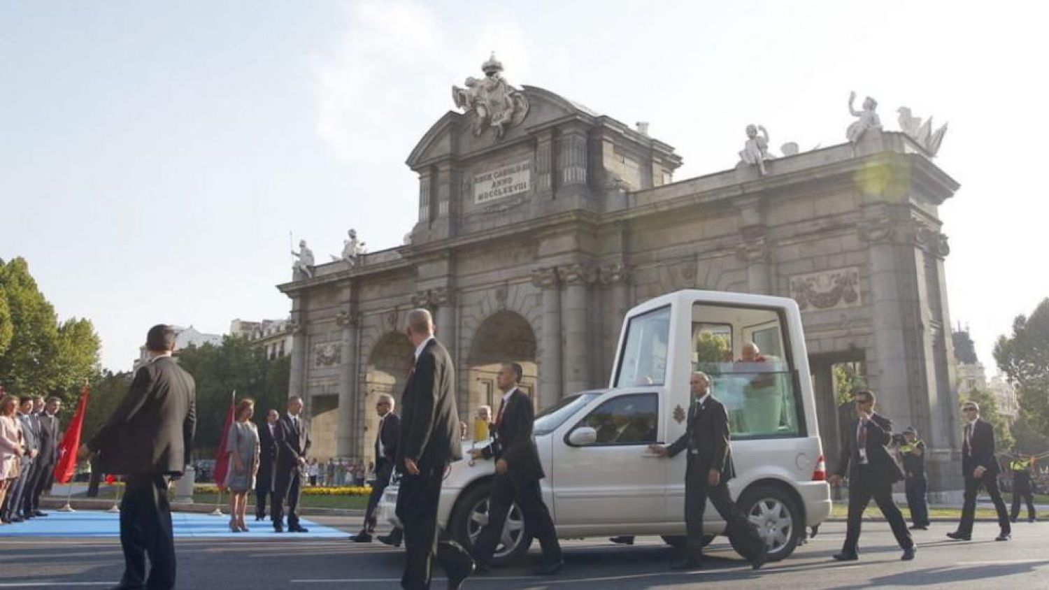 El papa Benedicto XVI a bordo del papamóvil llega a la puerta de Alcalá para hacer su entrada simbólica a la ciudad de Madrid y a continuación bajar a la a la plaza de Cibeles donde presidirá la XXVI Jornada Mundial de la Juventud (JMJ) católica