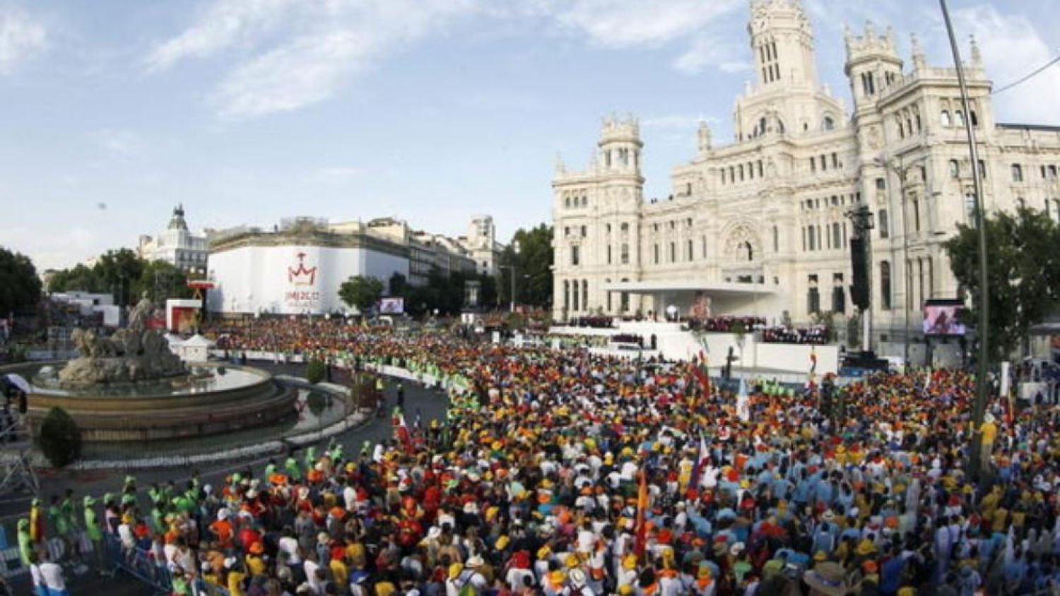 La plaza Cibeles, llena a rebosar en la segunda ceremonia masiva del Papa Benedicto XVI en Madrid