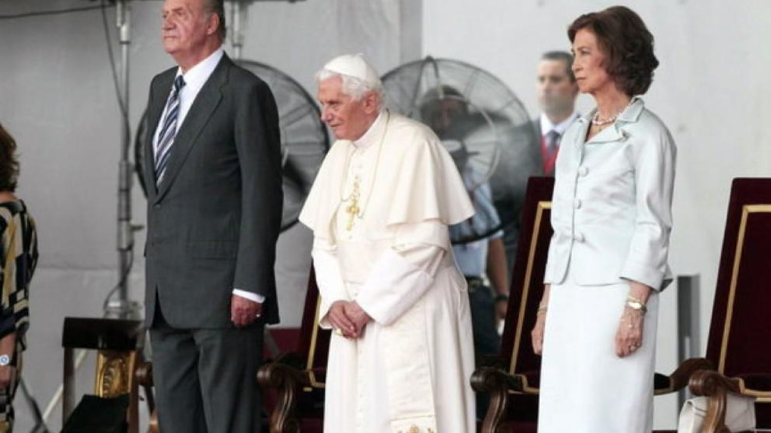 El Papa Benedicto XVI junto a los Reyes de España