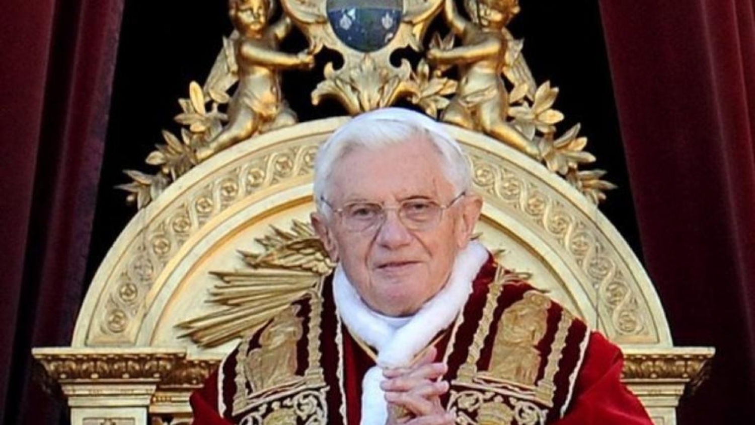 El papa Benedicto XVI pronuncia el tradicional Mensaje de Navidad ante las miles de personas reunidas en la Plaza de San Pedro del Vaticano