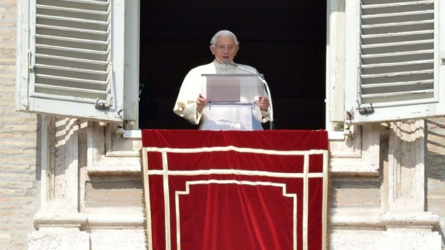 Benedicto XVI, durante el rezo del Ángelus.