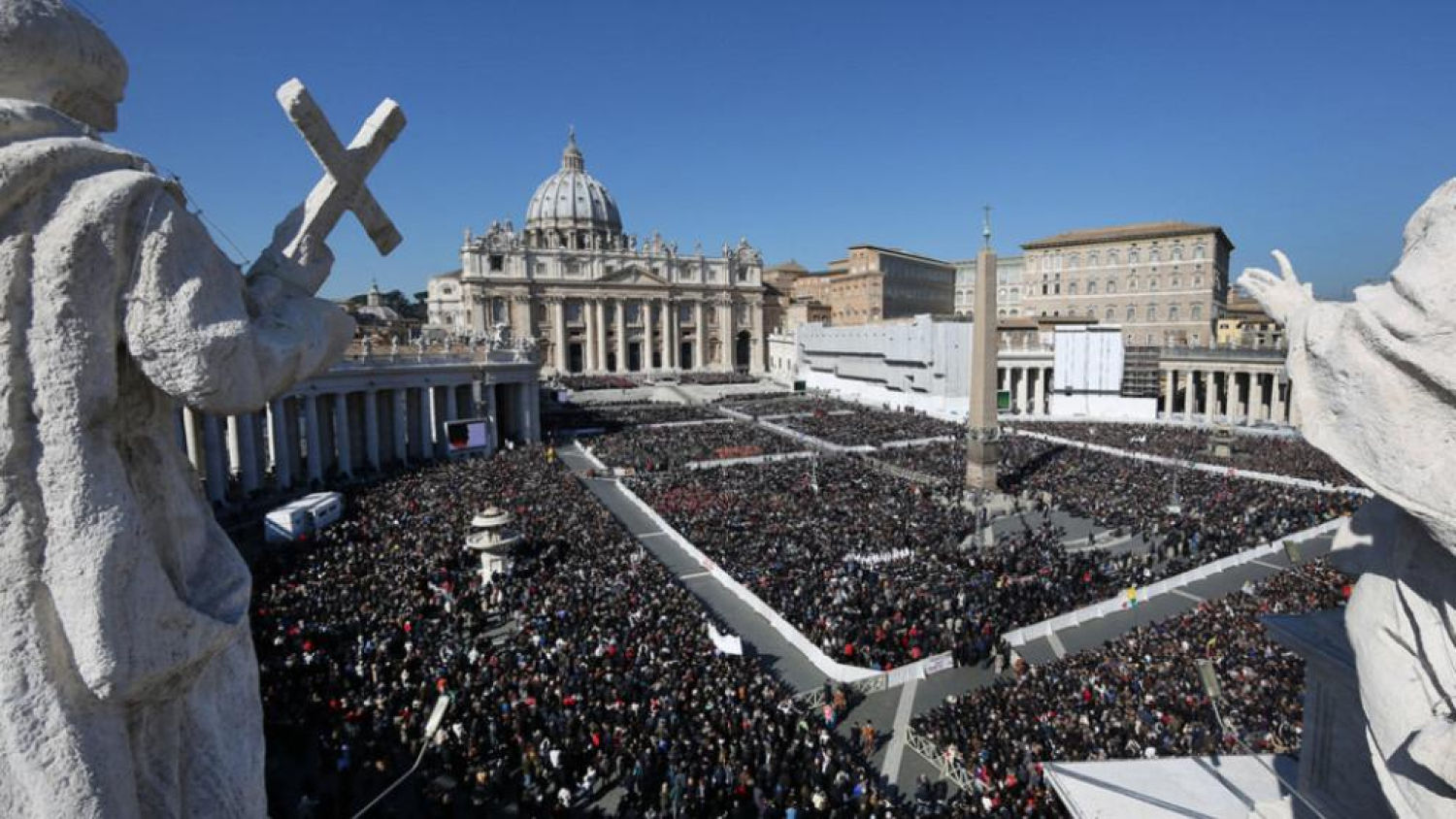 Miles de fieles esperaban esta mañana la última audiencia del papa Benedicto XVI en la plaza de San Pedro del Vaticano