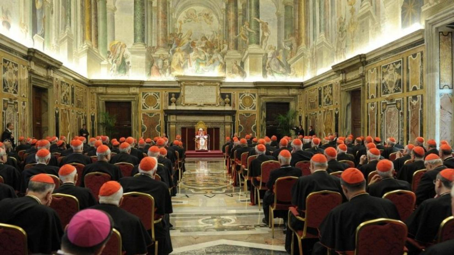 El papa Benedicto XVI mientras promete 