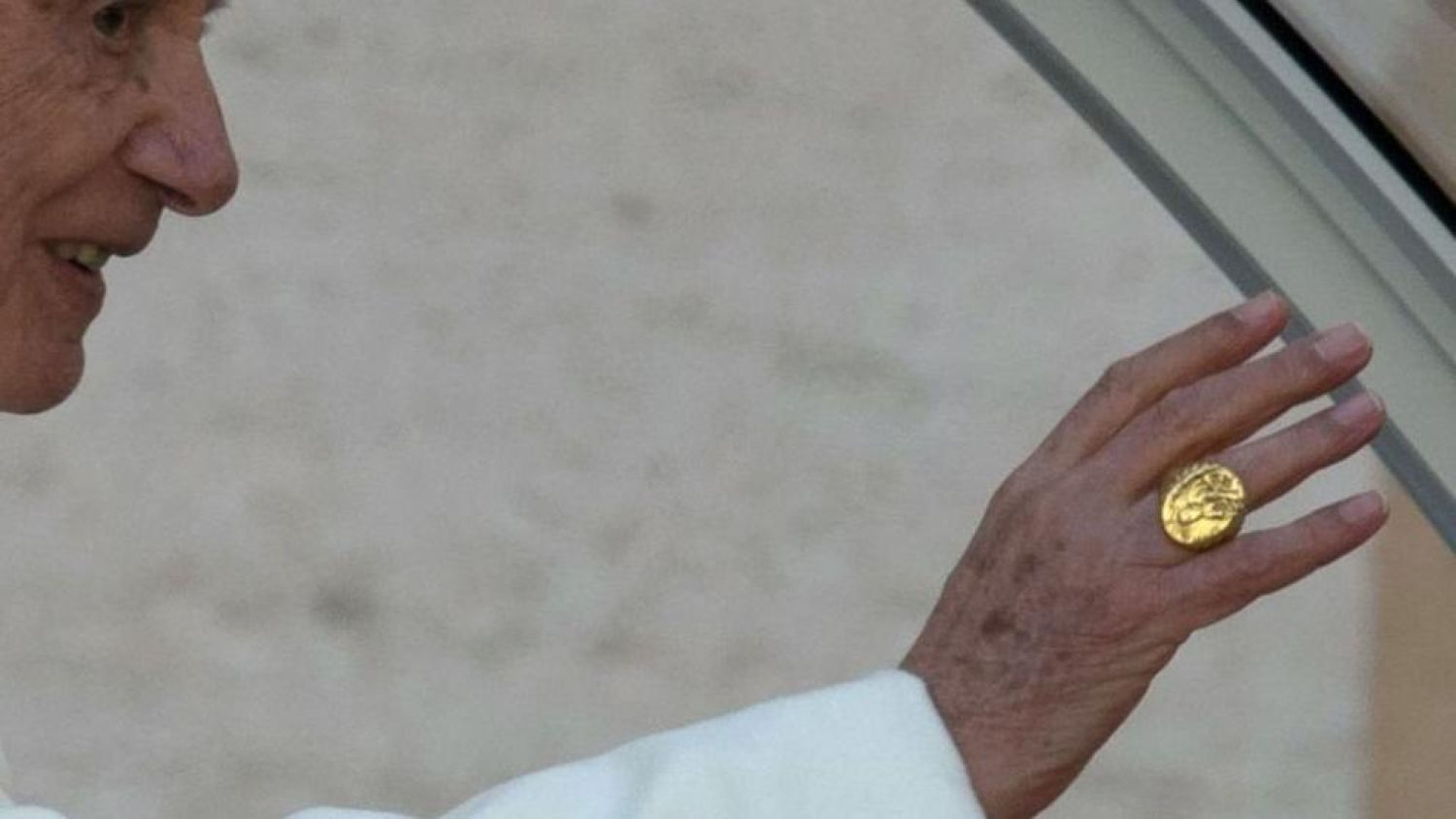 Benedicto XVI portando el anillo del pescador cuando abandona el vaticano