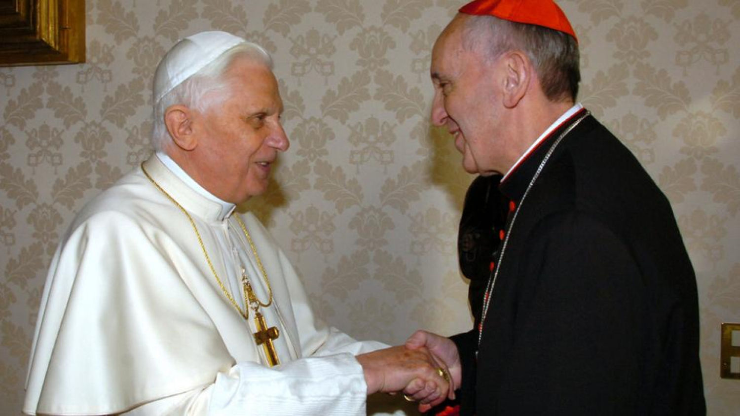 Imagen de archivo del papa Benedicto XVI con el entonces cardenal de Buenos Aires Cardenal Jorge Mario Bergoglio, elegido Papa como Francisco