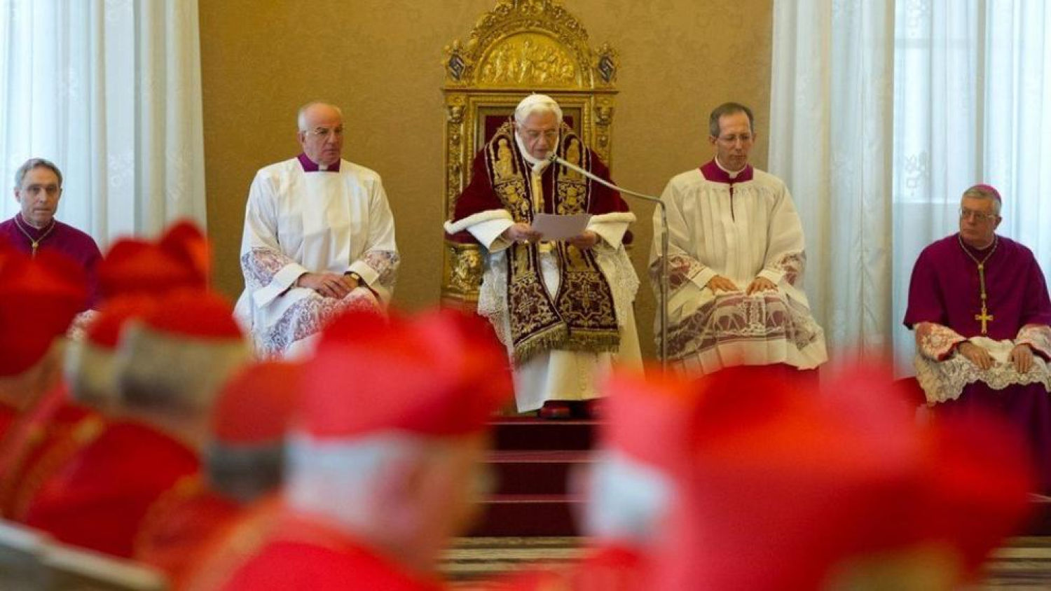 El papa Benedicto XVI sorprende al mundo y renuncia por propia voluntad a la silla de Pedro