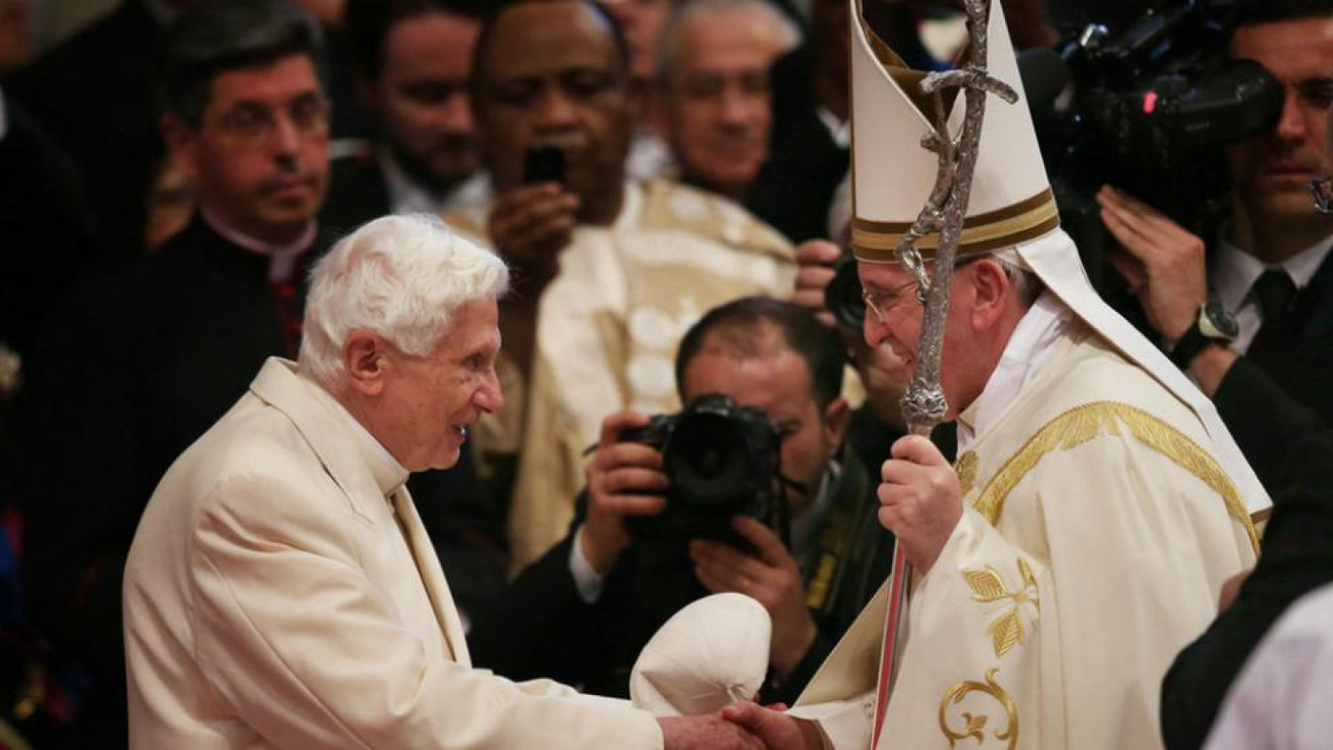 El papa Francisco saluda al papa emérito Benedicto XVI