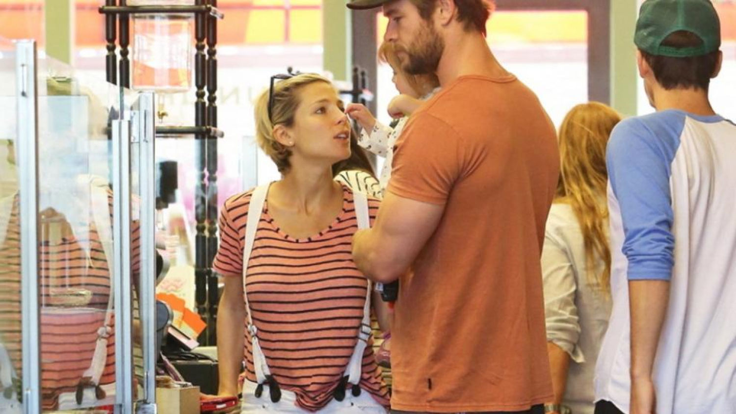 Los actores Chris Hemsworth y Elsa Pataky junto a su hija India en Malibu el pasado 9 de abril