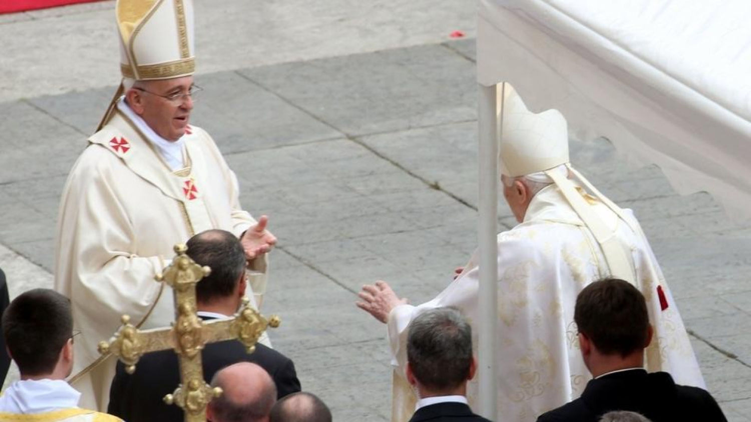 El papa Francisco recibe al papa emérito Benedicto XVI tras la canonización de Juan Pablo II y Juan XXIII