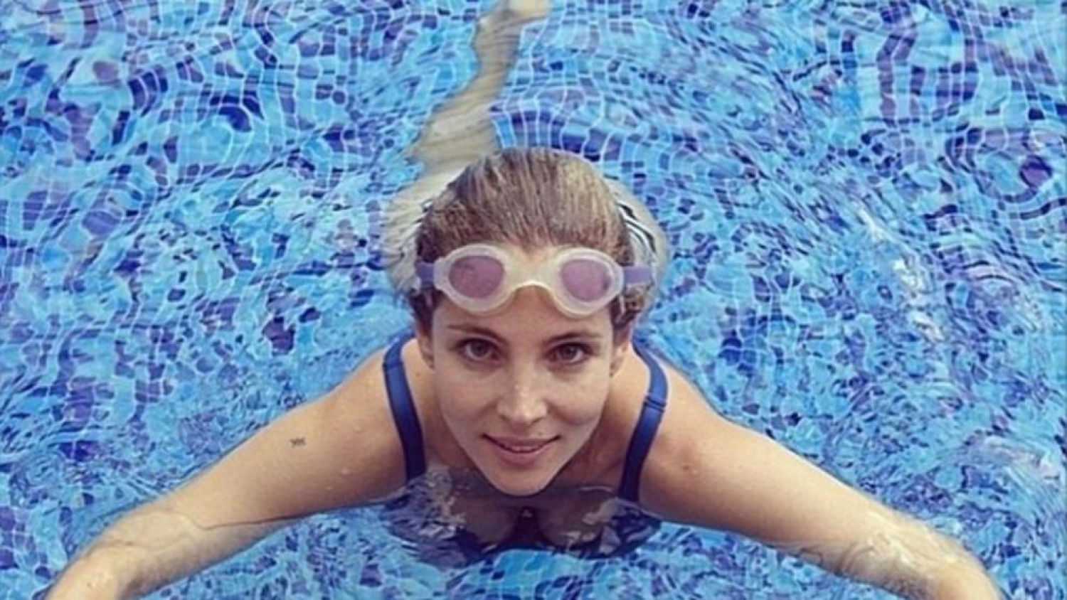 La actriz Elsa Pataky tomando un baño en su piscina