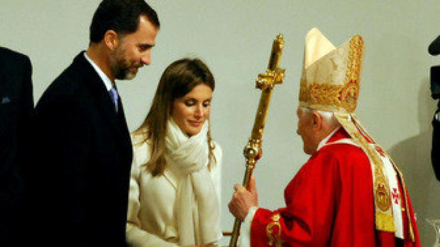 Los Príncipes de Asturias reciben al Papa Benedicto XVI en su visita a Santiago de Compostela en 2010