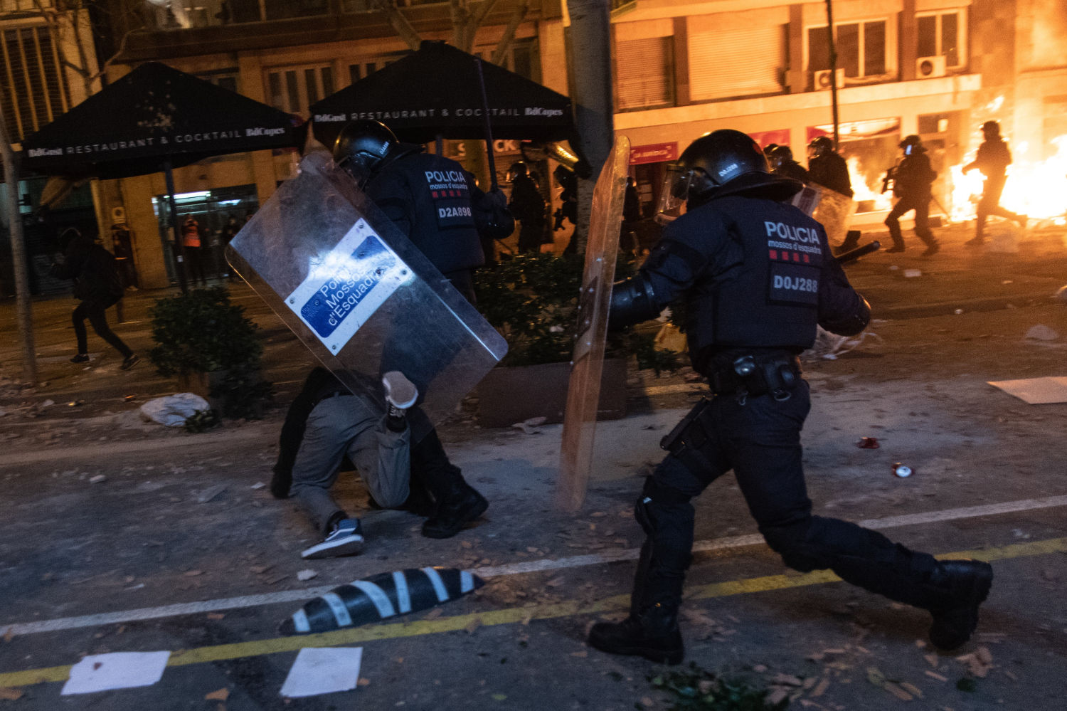 Mossos d' Esquadra cargan contra manifestantes que apoyan al rapero Pablo Hasel en Barcelona, Cataluña (España), a 16 de febrero de 2021. El rapero Pablo Hasel ha ingresado la mañana de este martes en el centro penitenciario de Ponent, en Lleida, tras ser arrestado por los Mossos d'Esquadra. Está condenado por la Audiencia Nacional a dos años, cuatro meses y quince días de cárcel por los delitos de enaltecimiento del terrorismo e injurias a la corona. Hasel se había encerrado en el edificio del rectorado de la Universitat de Lleida (UdL) este lunes junto a miembros de su grupo de apoyo para impedir el arresto. 16 FEBRERO 2021 Lorena Sopêna i Lòpez / Europa Press 16/02/2021