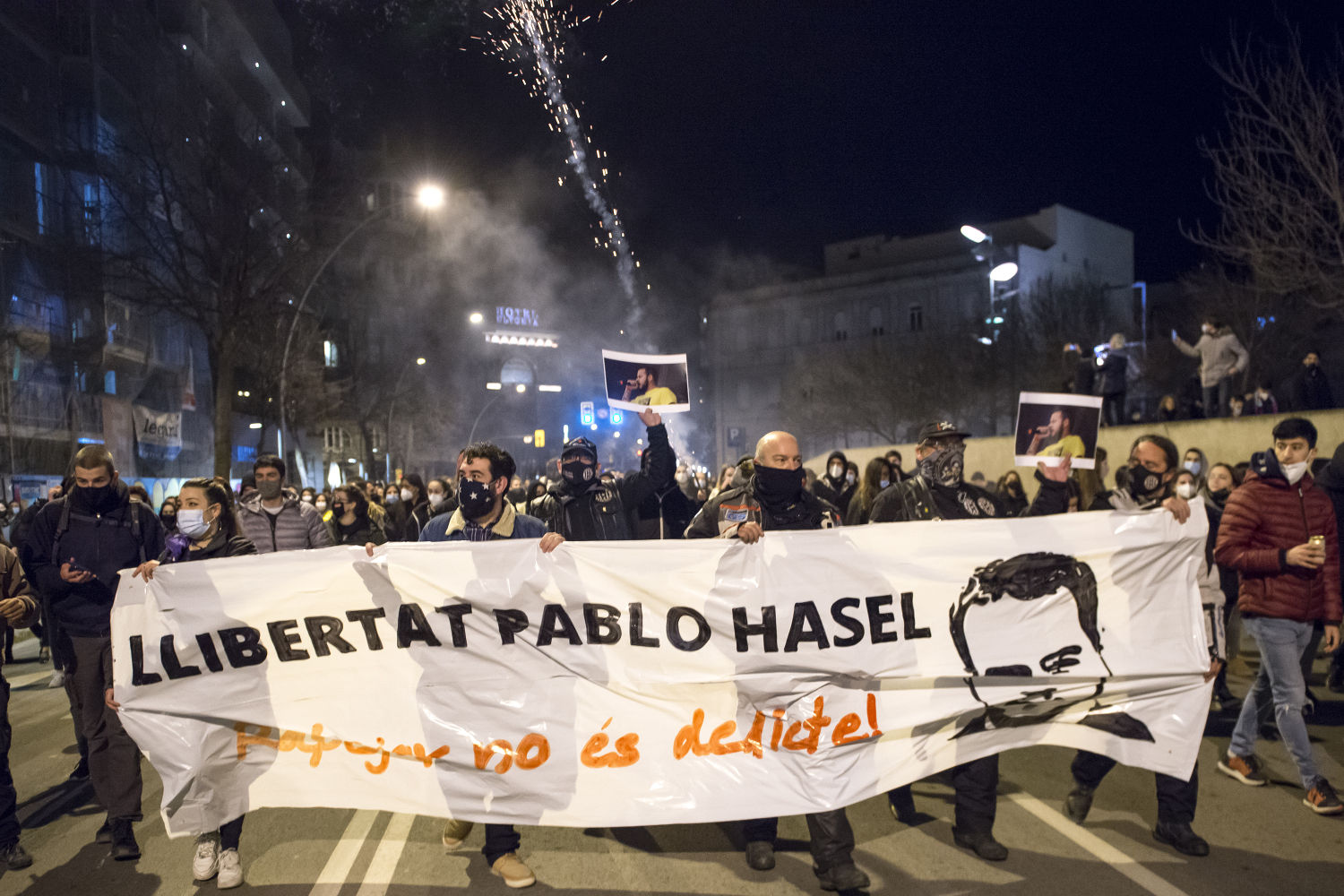 Manifestantes en apoyo al rapero Pablo Hasel en Barcelona, Cataluña (España), a 16 de febrero de 2021. El rapero Pablo Hasel ha ingresado la mañana de este martes en el centro penitenciario de Ponent, en Lleida, tras ser arrestado por los Mossos d'Esquadra. Está condenado por la Audiencia Nacional a dos años, cuatro meses y quince días de cárcel por los delitos de enaltecimiento del terrorismo e injurias a la corona. Hasel se había encerrado en el edificio del rectorado de la Universitat de Lleida (UdL) este lunes junto a miembros de su grupo de apoyo para impedir el arresto. 16 FEBRERO 2021 Glòria Sánchez / Europa Press 16/02/2021