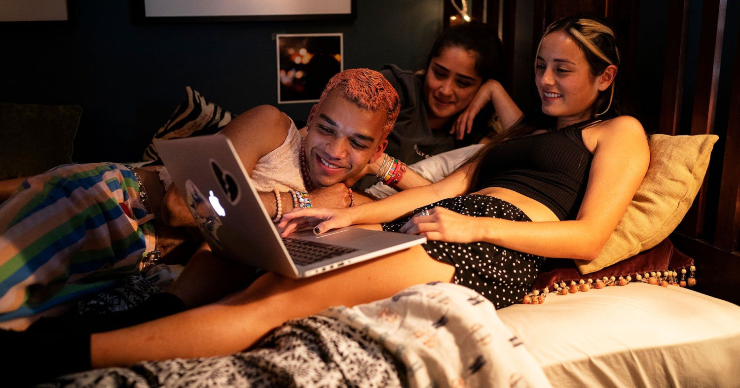 Los adolescentes tienen una vida transmedia, entre lo que viven en persona y su relación con el mundo a través de las pantallas.