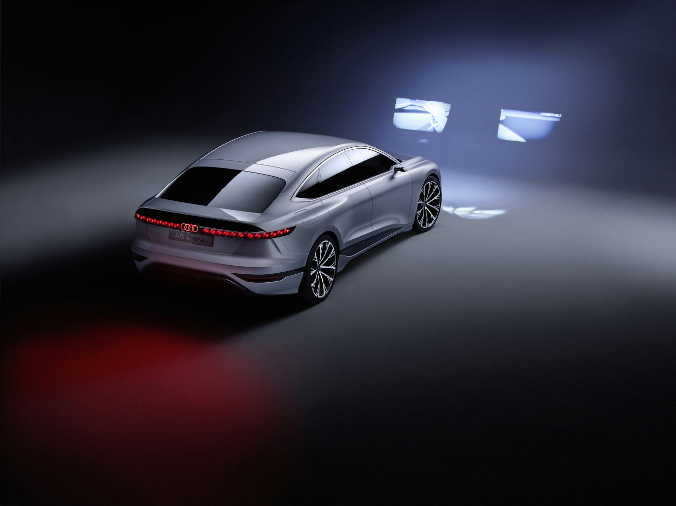 Si el Audi A6 e-tron concept está aparcado frente a una pared, el conductor y los pasajeros pueden pasar el tiempo jugando a un videojuego que utiliza directamente la superficie de la pared para proyectar las imágenes en ella en formato XXL