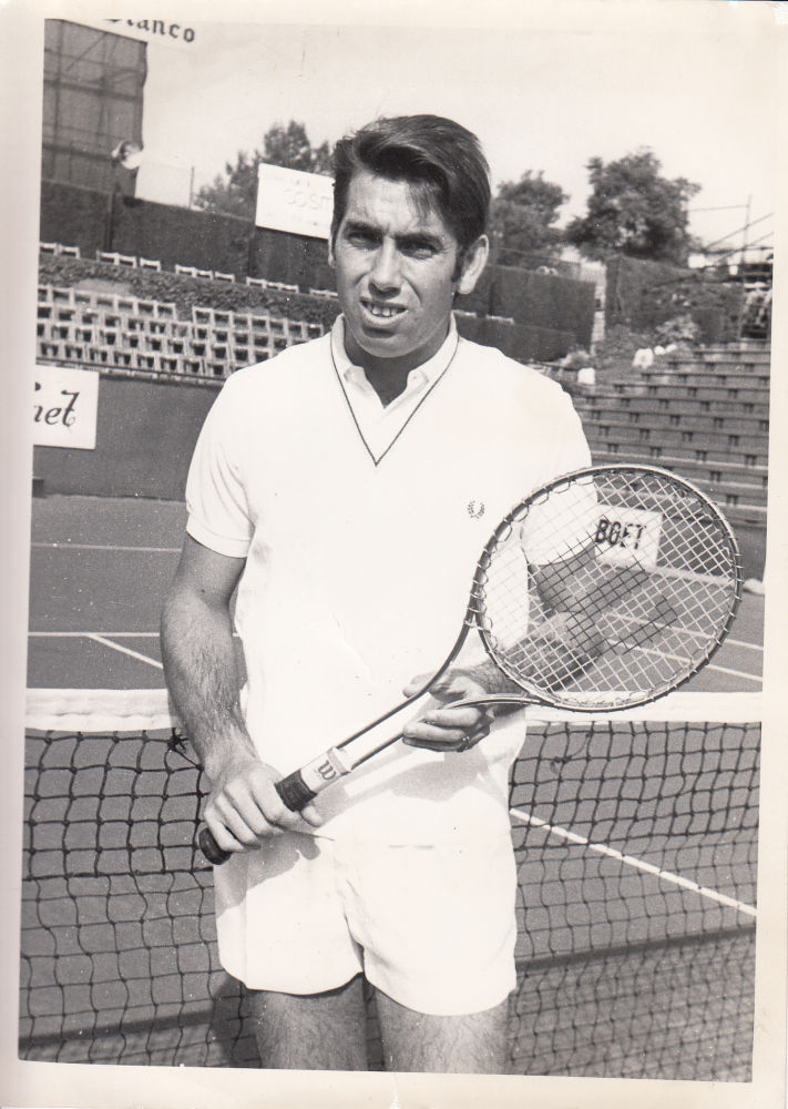 Manolo Santana con raqueta metálica (1970)