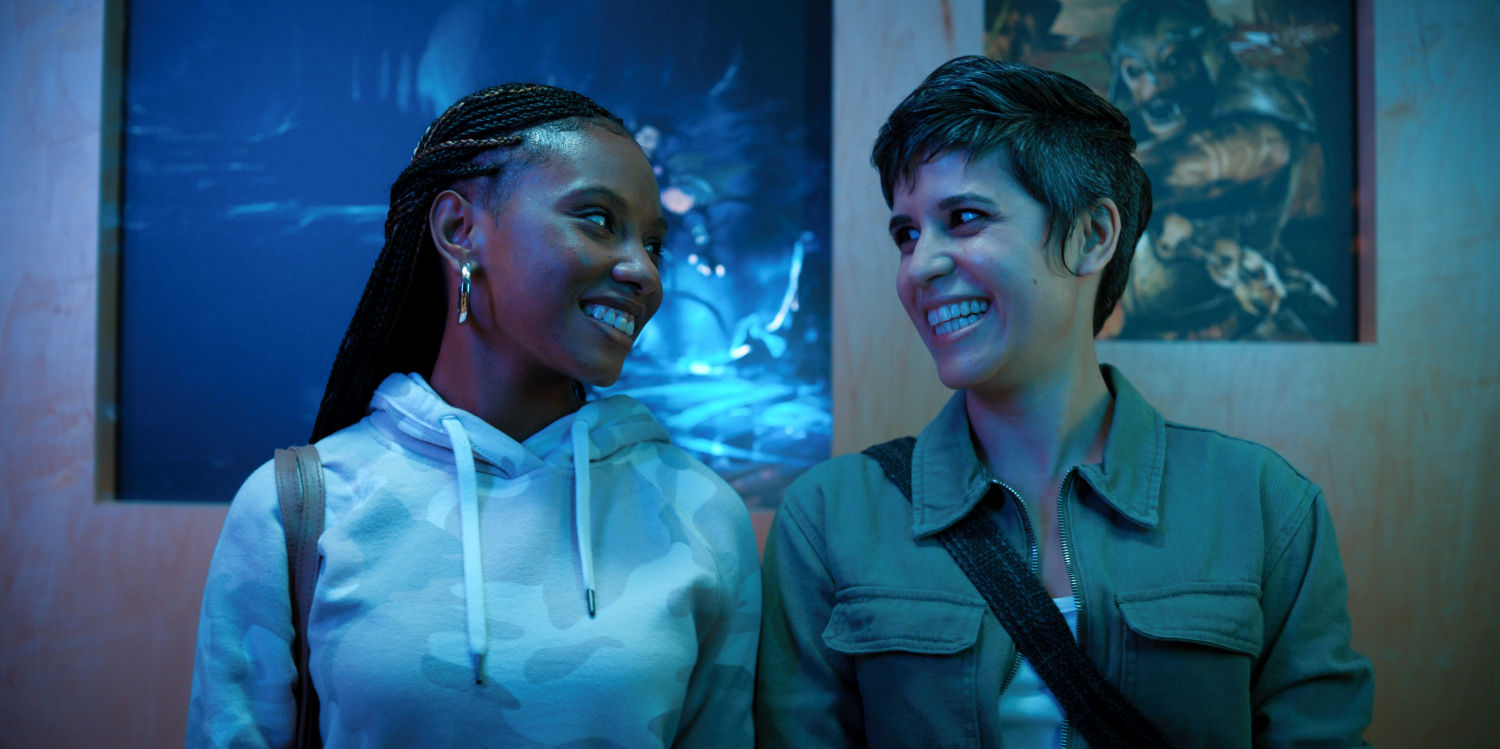 Imani Hakim y Ashly Burch podría decirse que están en una comedia romántica.