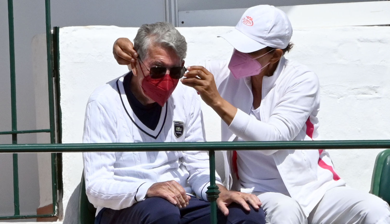 Manolo Santana junto a Claudia Rodríguez en el Andalucia OpenTennis en Marbella. Una de sus últimas salidas el 4 abril del 2021.