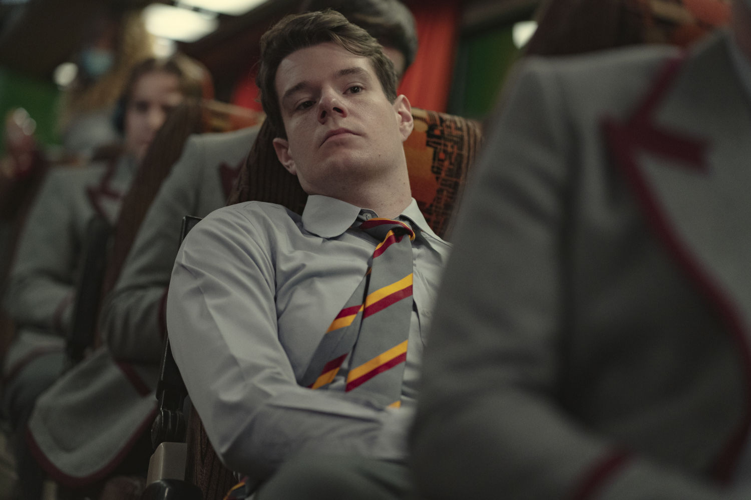 Connor Swindells como Adam Groff, que ya ha salido del armario de forma oficial.