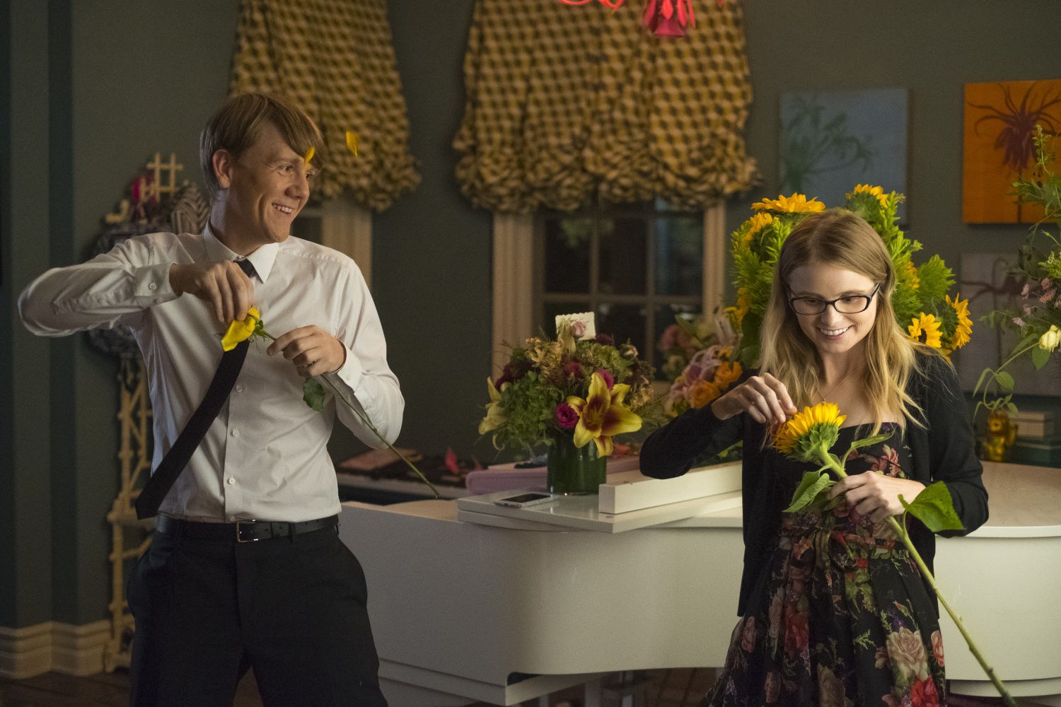 Josh Thomas fichó a Kayla Cromer, una actriz abiertamente en el espectro autista, para interpretar a Matilda en 'Todo va a ir bien'.