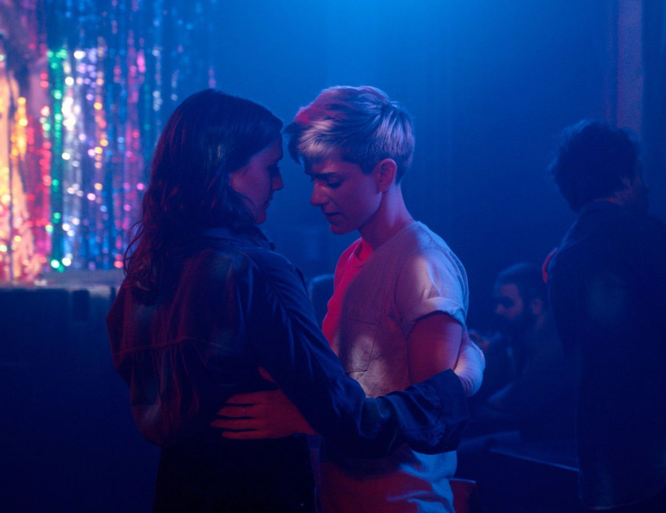 Mae Martin, que se considera una persona no binaria, es creadora y protagonista de 'Feel good' de Netflix.