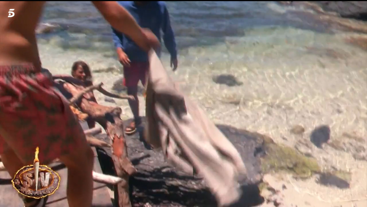 El viento dispersa las brasas en 'Supervivientes' y genera el caos entre los concursantes