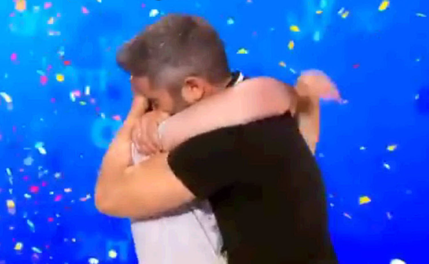 Roberto Leal y Pablo Díaz se abrazan en 'Pasapalabra'.