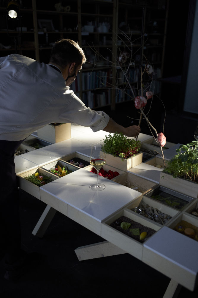 Preparación de la Table M#01 para el momento en que los comensales disfrutan de la novedosa experiencia