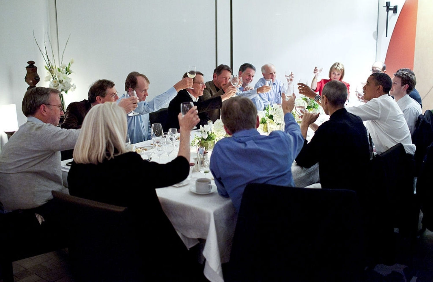 A comer con el presidente Obama y otros CEOs también fue con su look habitual