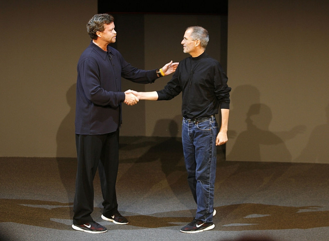 Se puso unas zapatillas Nike en la presentación de 'Nike+iPod'