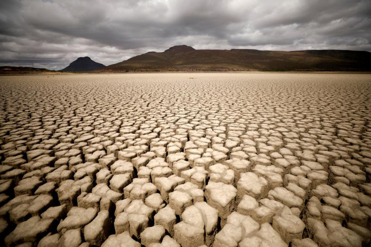 Un cielo nuboso que no deja precipitaciones se posa sobre el desierto seco y agrietado en Graaf-Reinet, Sudáfrica