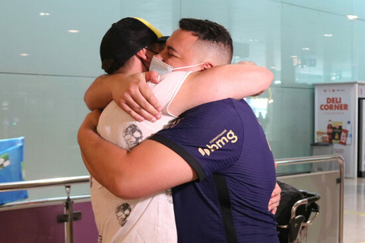 Dos hermanos se abrazan en la terminal de llegadas del aeropuerto del Prat de Barcelona