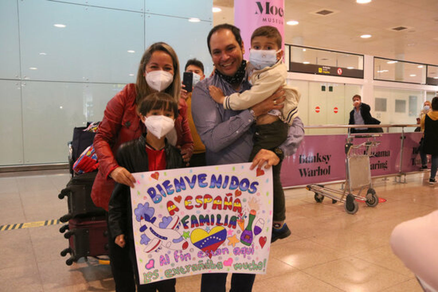 Pancarta de bienvenida en el aeropuerto del Prat durante el primer día de fin de restricciones
